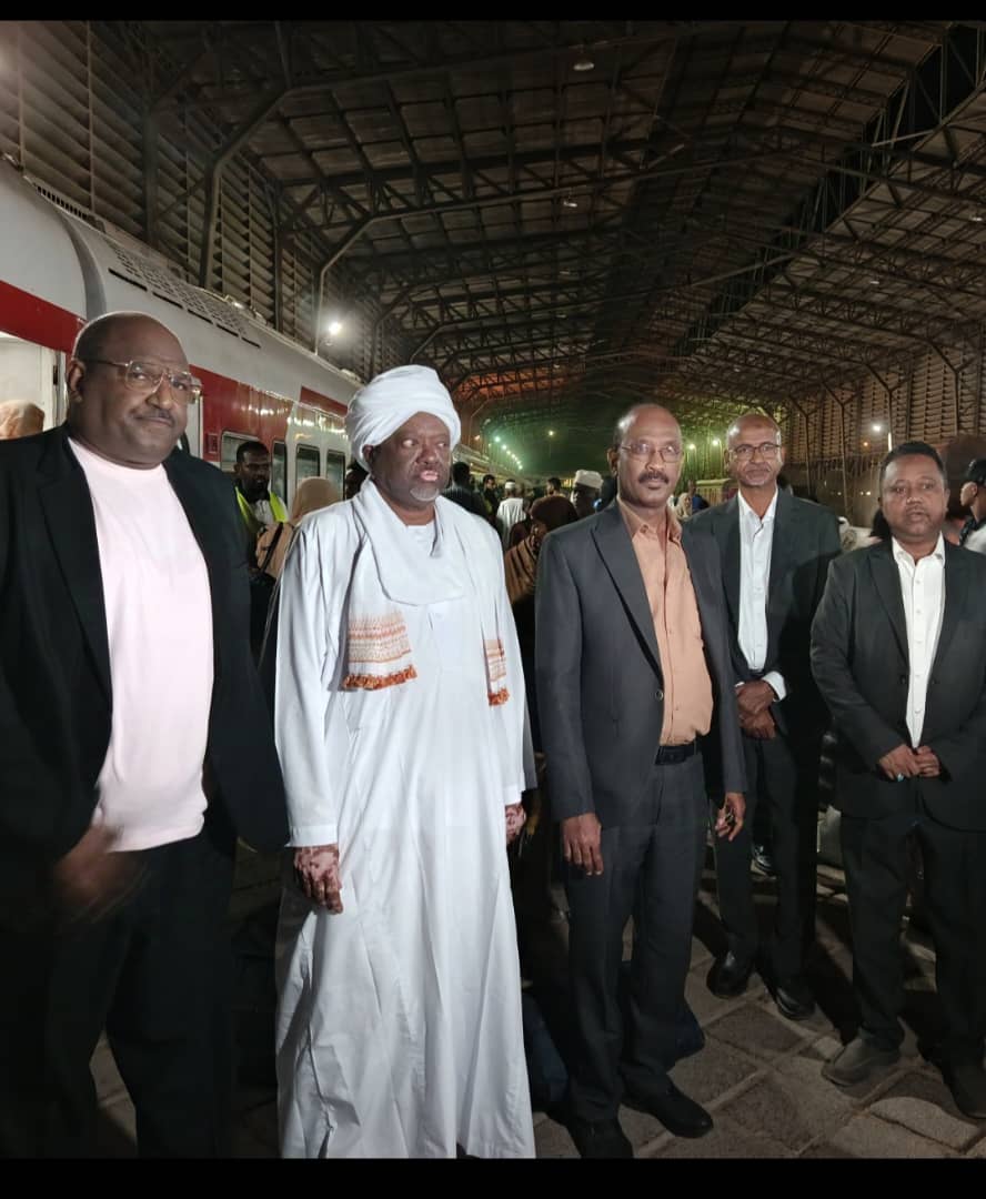 رؤساء تحرير الصحف السودانية يستقبلون القطار رقم (20) لمنظومة الصناعات الدفاعية بمحطة السد العالي ويودّعون العائدين إلى الوطن