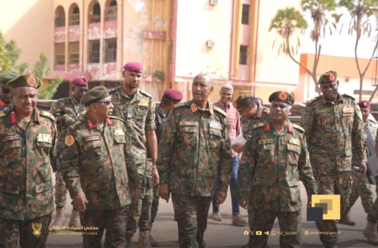 البرهان يتفقد السلاح الطبي بأم درمان