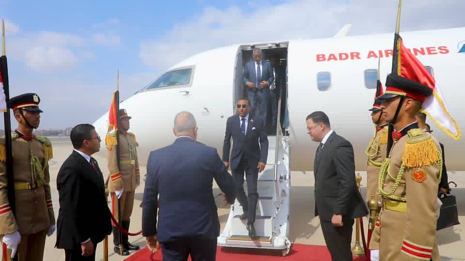 رئيس الوزراء يصل القاهرة في زيارة رسمية