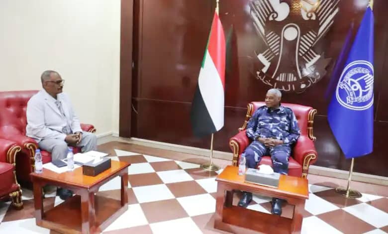 وزير الداخلية يبحث جهود لجنة الأمل في تفويج (٣٥) ألف مواطن الى السودان