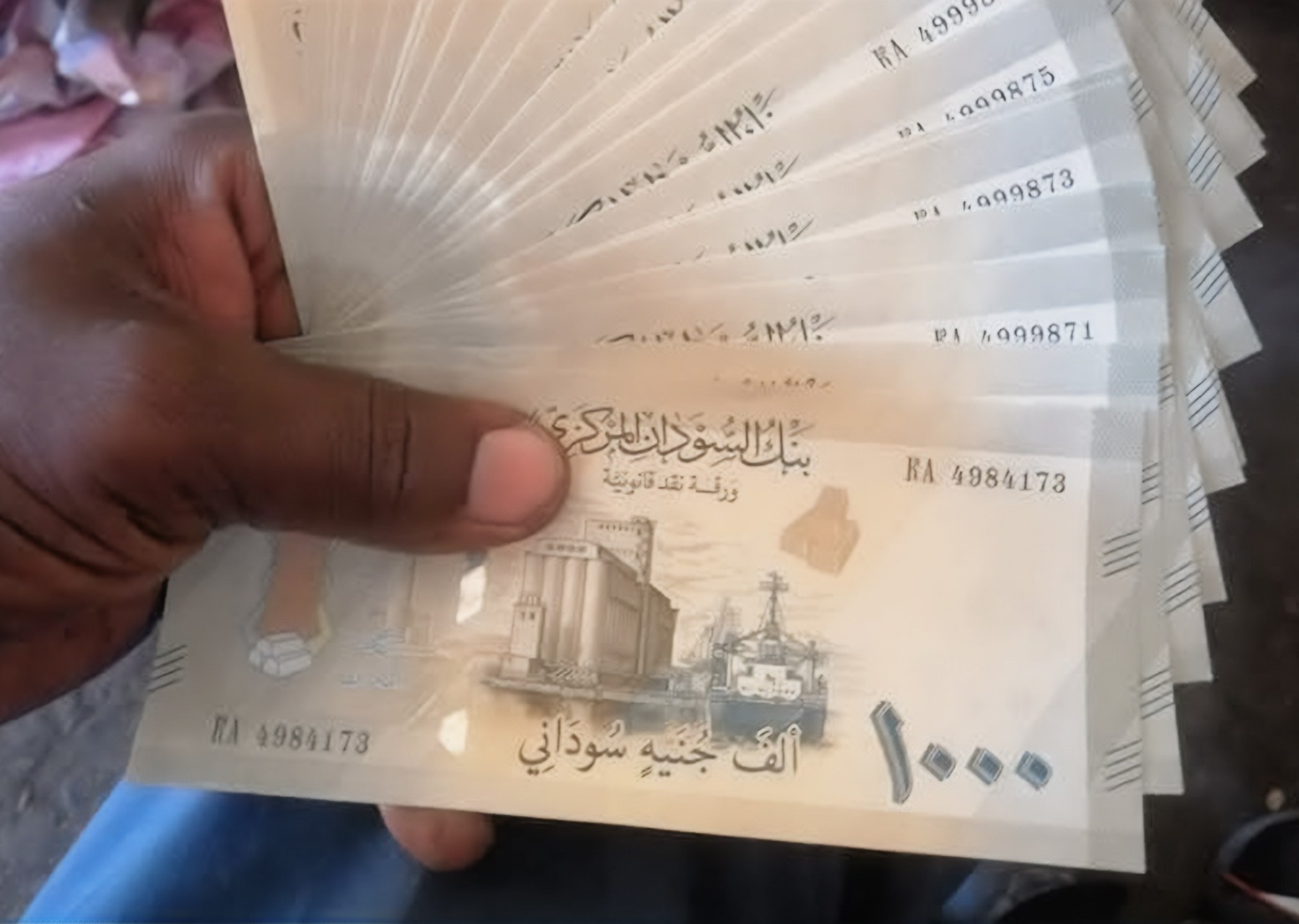 الدولار يقترب من 6400 جنيه في الأسواق الموازية