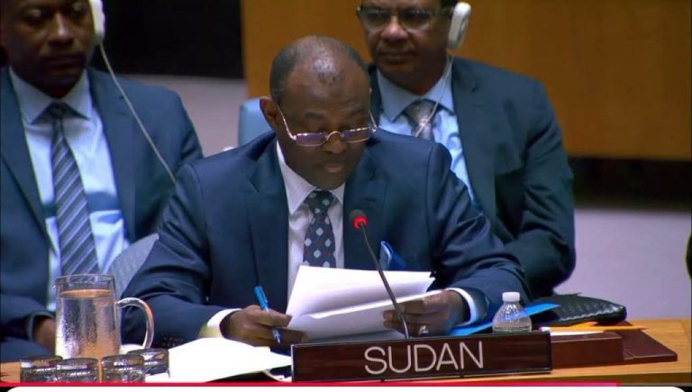 السودان يتمسك بتوسيع الممرات الإنسانية وعودة النازحين ويعلن تمديد فتح معبر أدري